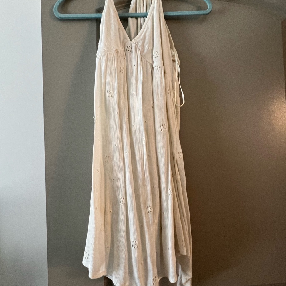Elegant White Sleeveless Dress